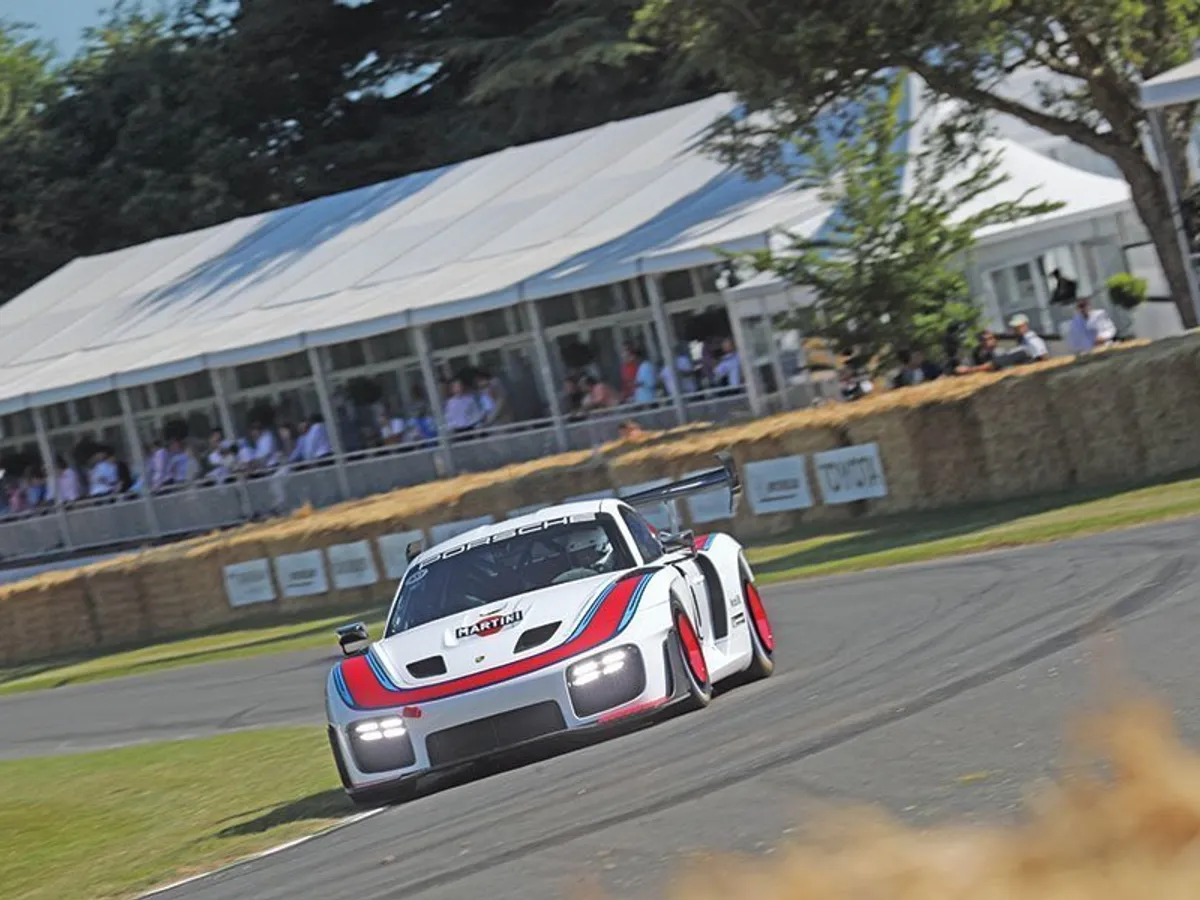 Noul Porsche 911 RSR