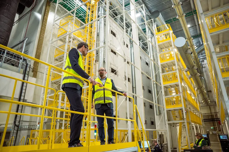 Angajați ai fabricii Morrow Batteries din Norvegia - Foto: Morrow Batteries