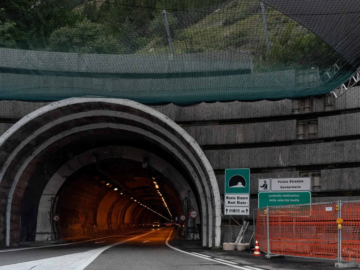 Ce se ascunde în spatele ușilor din tunelurile de pe autostradă? Salvează viața șoferilor - Foto: Profimedia Images