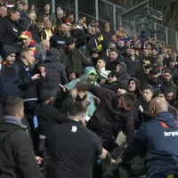 Zeci de fani ai tricolorilor s-au luat la bătaie în tribunele Estadi Nacional. - Foto: orangesport.ro