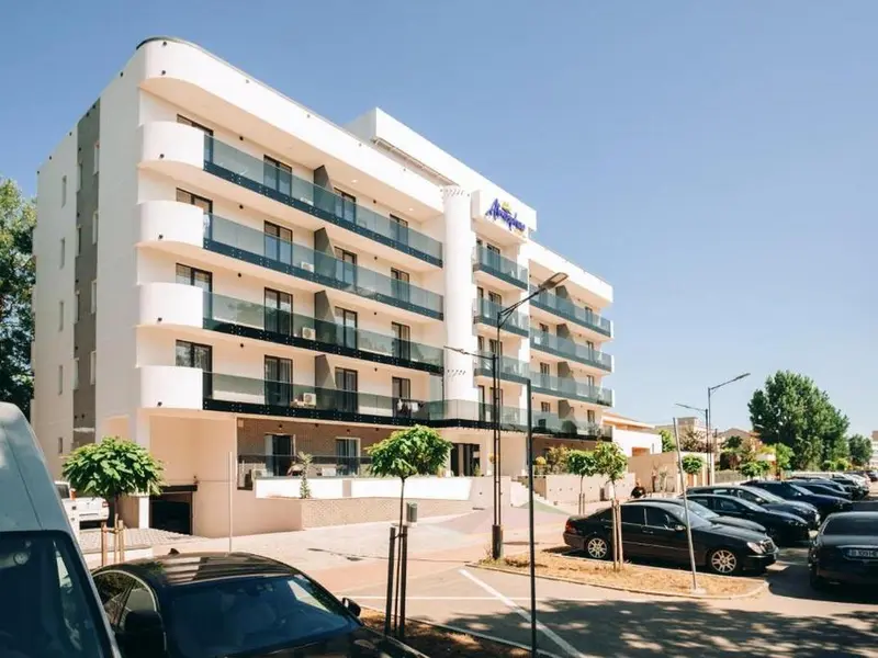 Andreea Bănică și soțul ei, Lucian Mitrea, și-au deschis pe faleza din Eforie Nord, în apropiere plajelor Debarcader și Eforie Nord, hotelul de 3* Atmosphere by the Sea - Foto: litoralulromanesc.ro