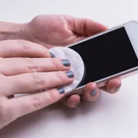 Ingredientul din bucătărie care curăță ecranul telefonului fără să lase urme. Costă doar 10 lei - Foto: Mobile Fix / imagine cu rol ilustrativ