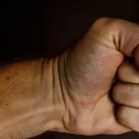 "A vrut să stingă ţigara pe mine!". Primarul unui sat este acuzat că l-a bătut pe preot - Foto: Pexels