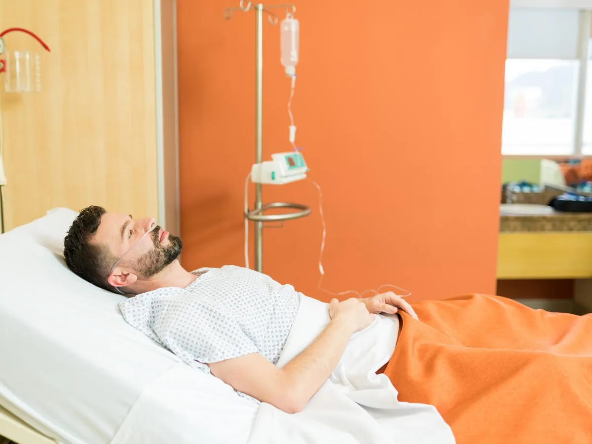 Bărbat la spital - Foto: Magnific.com (Imagine cu rol ilustrativ)