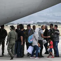 Cetăţeni greci evacuați din Sudan cu un avion militar C-27-Foto: Profimedia Images