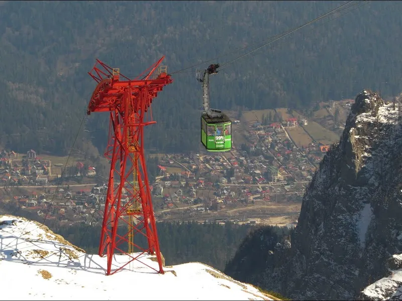 Gondola care urcă la Cota 2000 de metri din Bucegi a fost oprită din cauza vântului puternic Foto: captură Youtube