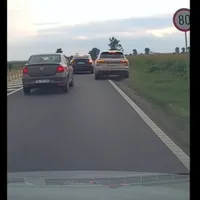 Un șofer „Boss, de Boss” depășește coloana pe câmp. Ce sancțiune ar merita? În Cod nu există - Foto: captură video