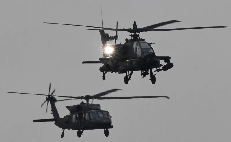Elicoptere Black Hawk și Apache din Divizia 101 Aeropurtată a SUA la Baza Aeriană Mihail Kogălniceanu - Foto: Profimedia Images