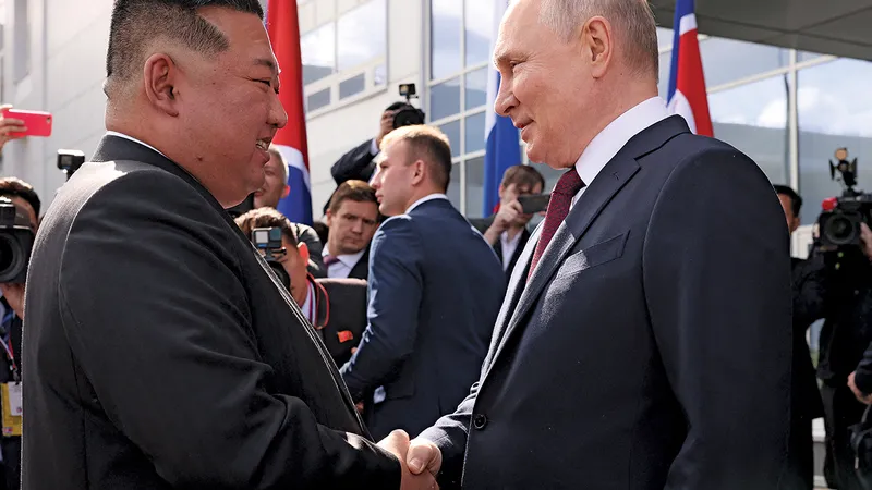 FRAȚI DE ARME Kim Jong Un a devenit mai apropiat de Vladimir Putin de la începutul războiului din Ucraina. Se spune că această relație înfloritoare l-a încurajat pe liderul nord-coreean.