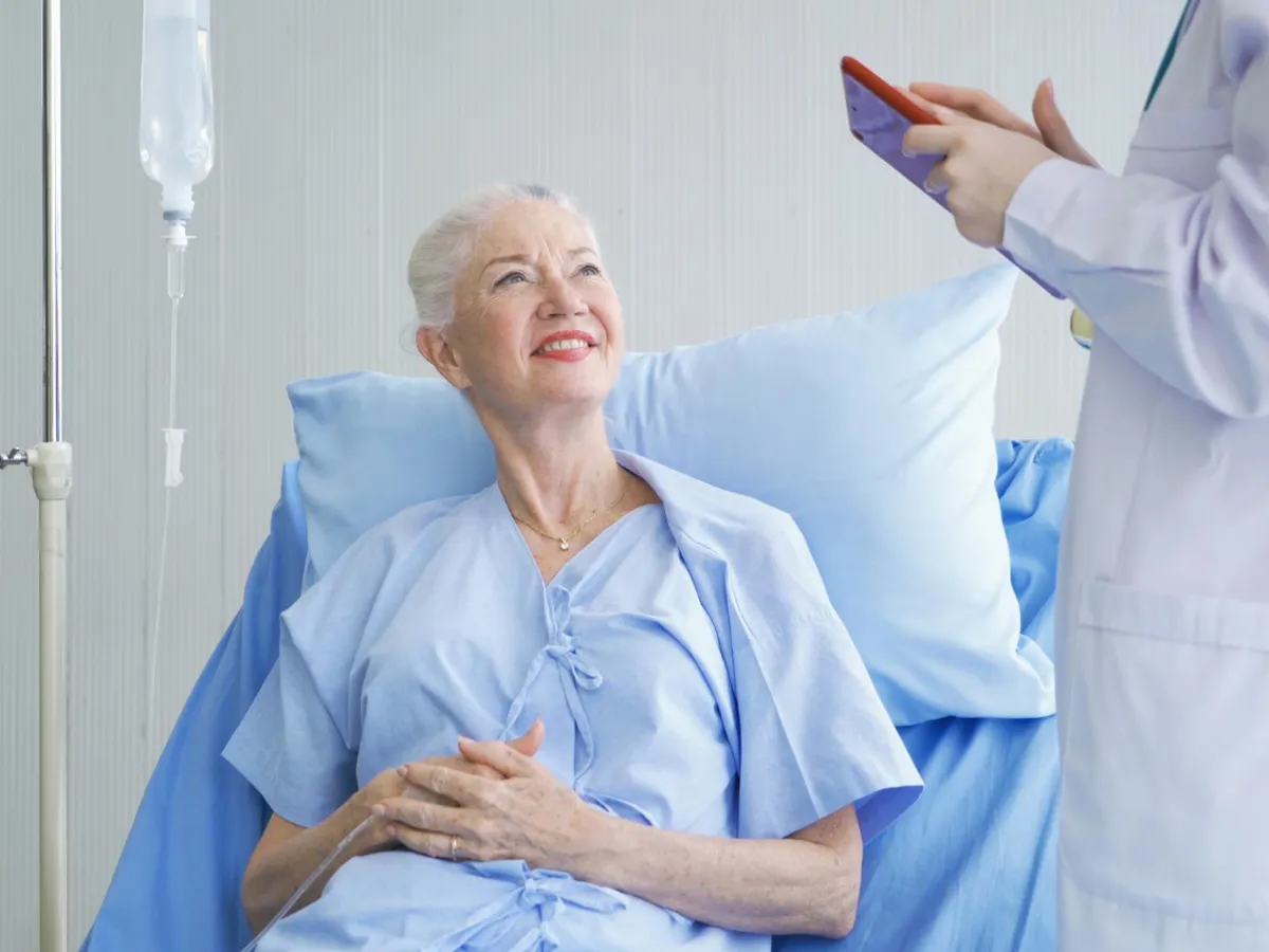 Pensionară la pensie în spital - Foto: Freepik