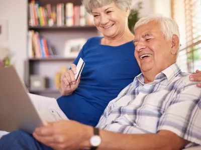 Pensionari verificând pensia pe card - Foto: Freepik