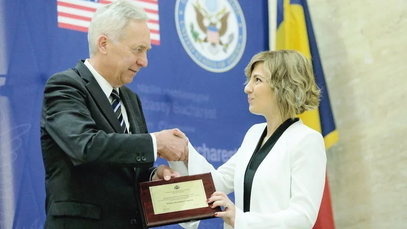 Elena Calistru, premiată, în mai 2018, de ambasadorul SUA, Hans Klemm, pentru curaj