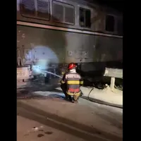 Locomotiva unui tren personal a luat foc pe ruta Oradea – Halmeu. Pasagerii s-au autoevacuat - Foto: captură video