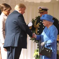 Donald Trump s-a întâlnit deja cu Regina Elisabeta, în prima sa vizită în Marea Britanie Foto: Guliver / Getty Images