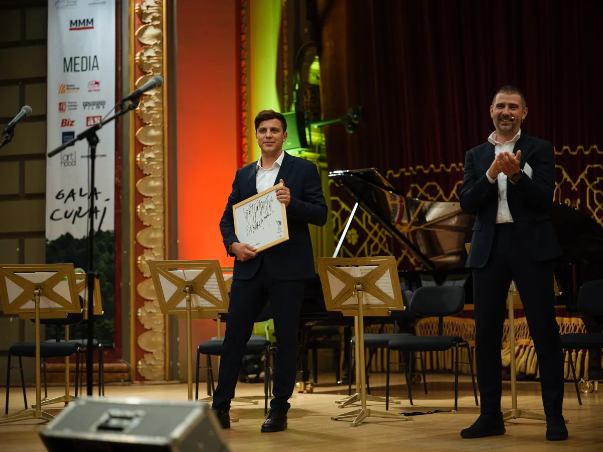 Gabriel Păun (dreapta) pe scena Ateneului Român la Gala Curaj organizată de Agent Green, ONG ul său. Sursă foto: Facebook
