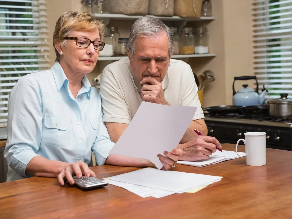 Pensia se recalculează automat sau trebuie depusă adeverința de la angajator? Care este procedura?