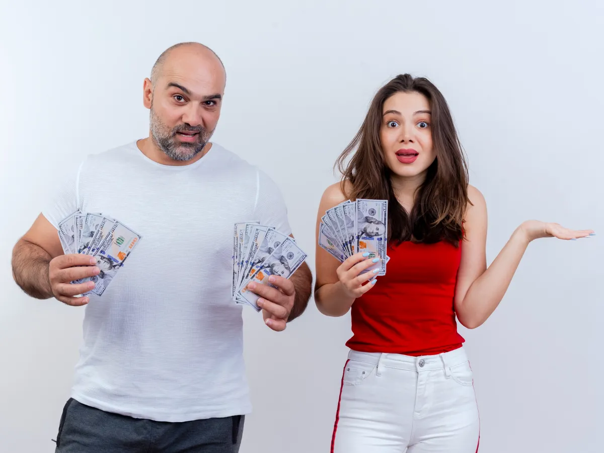 Cuplu care are dolari - Foto: Freepik (Imagine cu rol ilustrativ)