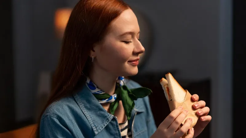 O femeie de serviciu a fost concediată pe motiv că a mâncat un sandwich cu ton. Ce spune patronul? - Foto: Freepik (imagine cu rol ilustrativ)