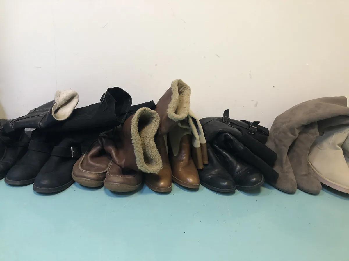 Încălțăminte la adăpostul de noapte Odesa, al organizației Carusel. Profesorul a fost impresionat că oamenii străzii primesc încălțăminte gratuită. Mi-a arătat fotografia în timpul interviului pe care mi l-a acordat