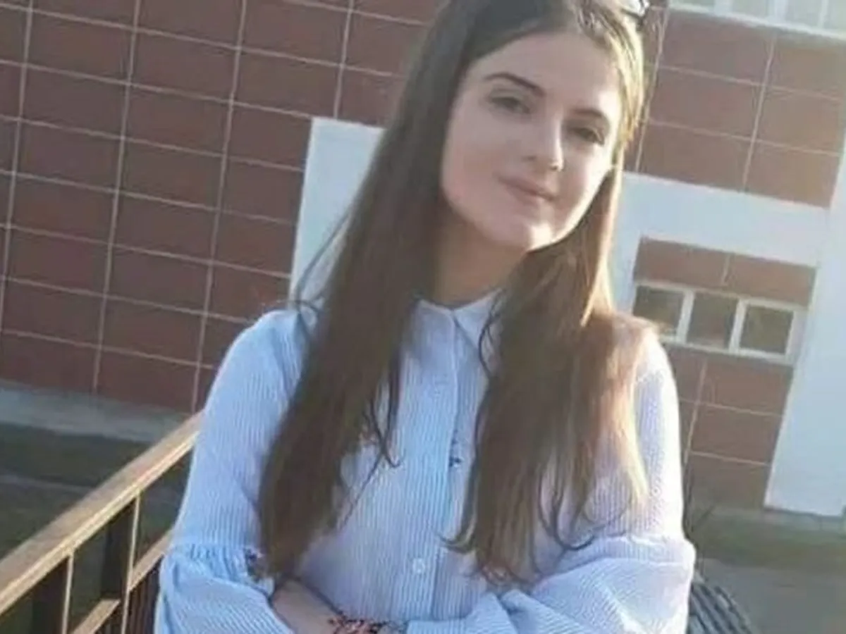 Alexandra Măceșanu, fata care a sunat de trei ori la Poliție să ceară ajutor, după ce fusese răpită de Gheorghe Dincă. 19 ore mai târziu, autoritățile au intervenit. Copila era moartă.