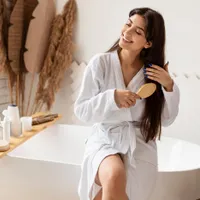 Femeie care își piaptănă părul - Foto: Freepik (rol ilustrativ)