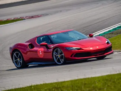 Două Ferrari se întreceau pe drum de țară/Foto: car buzz