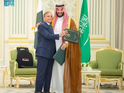 Prim-ministrul pakistanez Shehbaz Sharif, în stânga, îl îmbrățișează pe prințul moștenitor al Arabiei Saudite, Mohammed bin Salman - Foto: Profimedia images