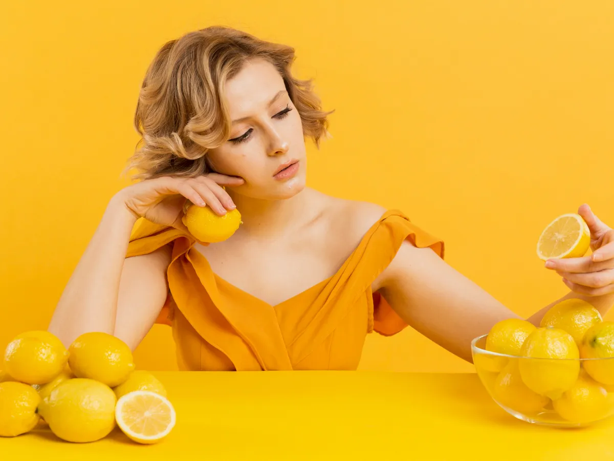 Femeie care are mai multe lămâi - Foto: Freepik (Imagine cu rol ilustrativ)