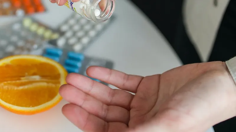 Un tânăr, țepuit de o prietenă că are cancer. I-a dat 60.000 € pe medicamente. Erau suplimente - Foto: pexels.com/Polina Tankilevitch - Imagine cu rol ilustrativ