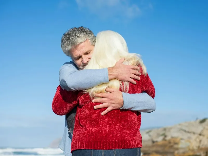 Pensionari strâns îmbrăţişaţi, în lumina soarelui - Foto: Pexels/Kampus Production