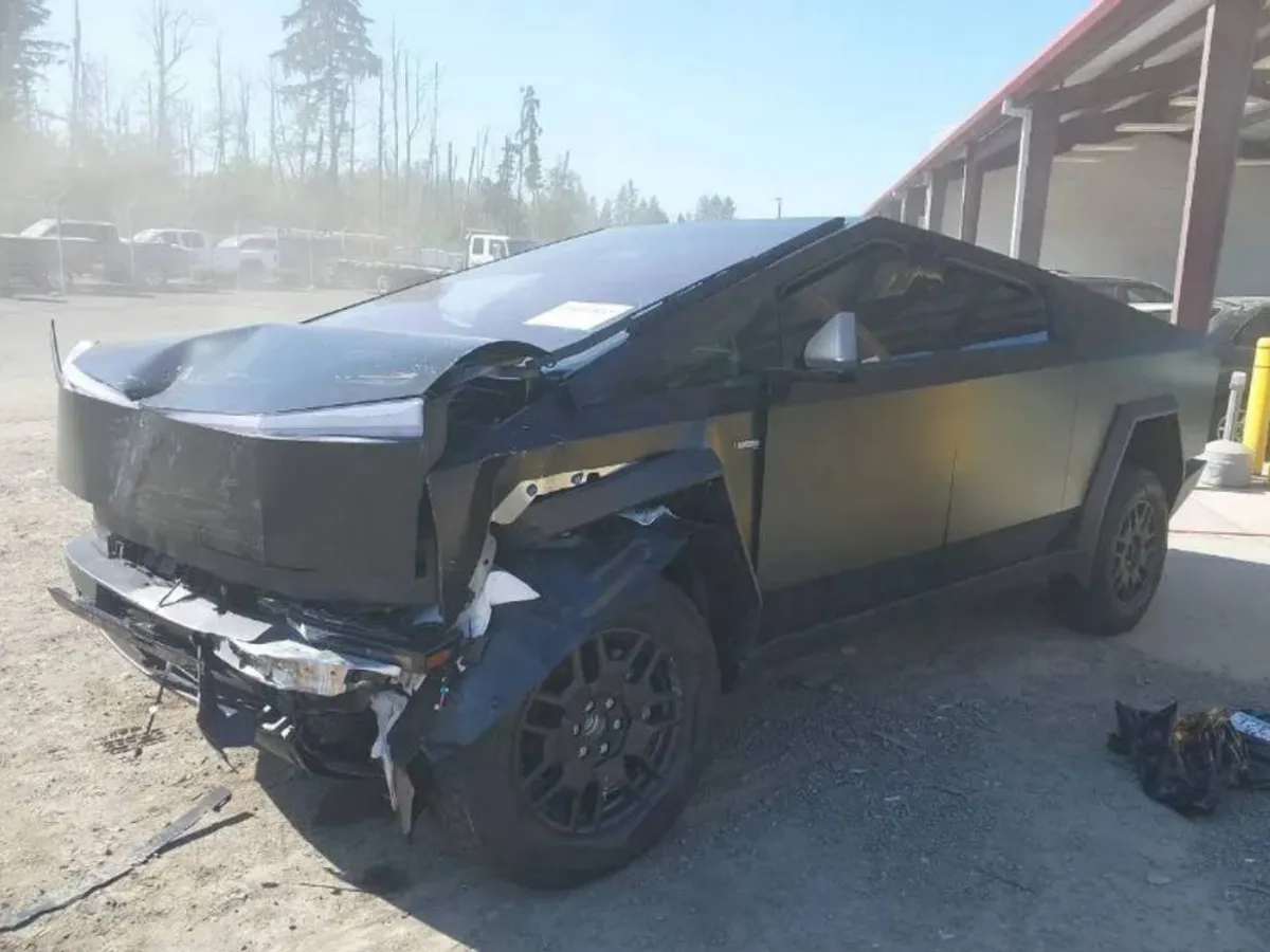 Așa arată o mașină electrică Tesla Cybertruck declarată daună totală. De ce nu se poate repara - Foto: electrek.co