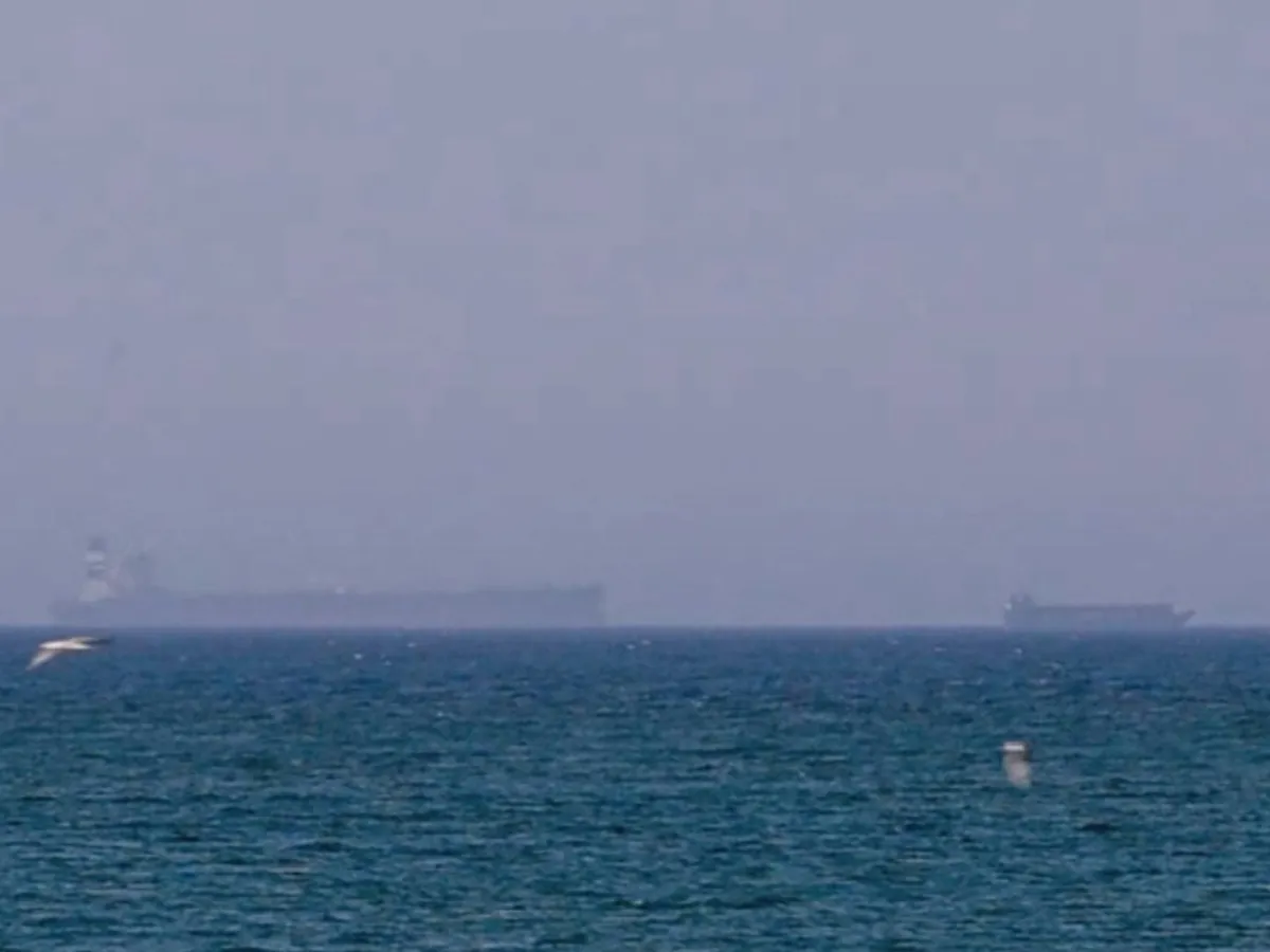 Vase comerciale de diferite categorii aşteptând în Golful Oman terminarea blocajului Strâmtorii Ormuz - Foto: Profimedia Images
