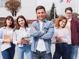 Când se dau bursele elevilor în luna mai? De ce banii intră mai târziu pe carduri? Foto: Freepik (fotografie cu caracter ilustrativ)