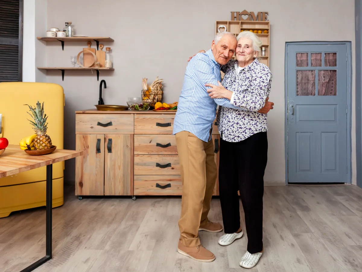 Doi pensionari trecuți de 90 de ani își petrec bătrânețea împreună. Trăiesc dintr-o pensie într-un azil