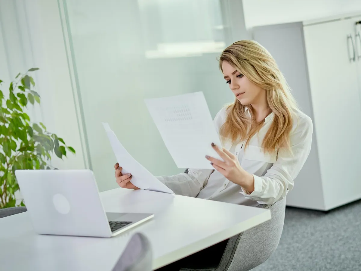 Femeie la birou - Foto: Freepik