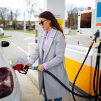 O femeie alimentează mașina - Foto: freepik (rol ilustrativ)