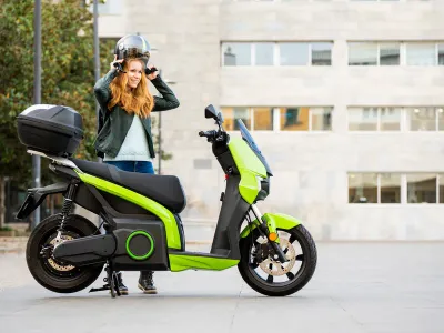 Femeie cu motocicletă - Foto: Magnific (Imagine cu rol ilustrativ)