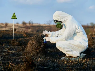 Persoană care face teste periculoase - Foto: Freepik (rol ilustrativ)