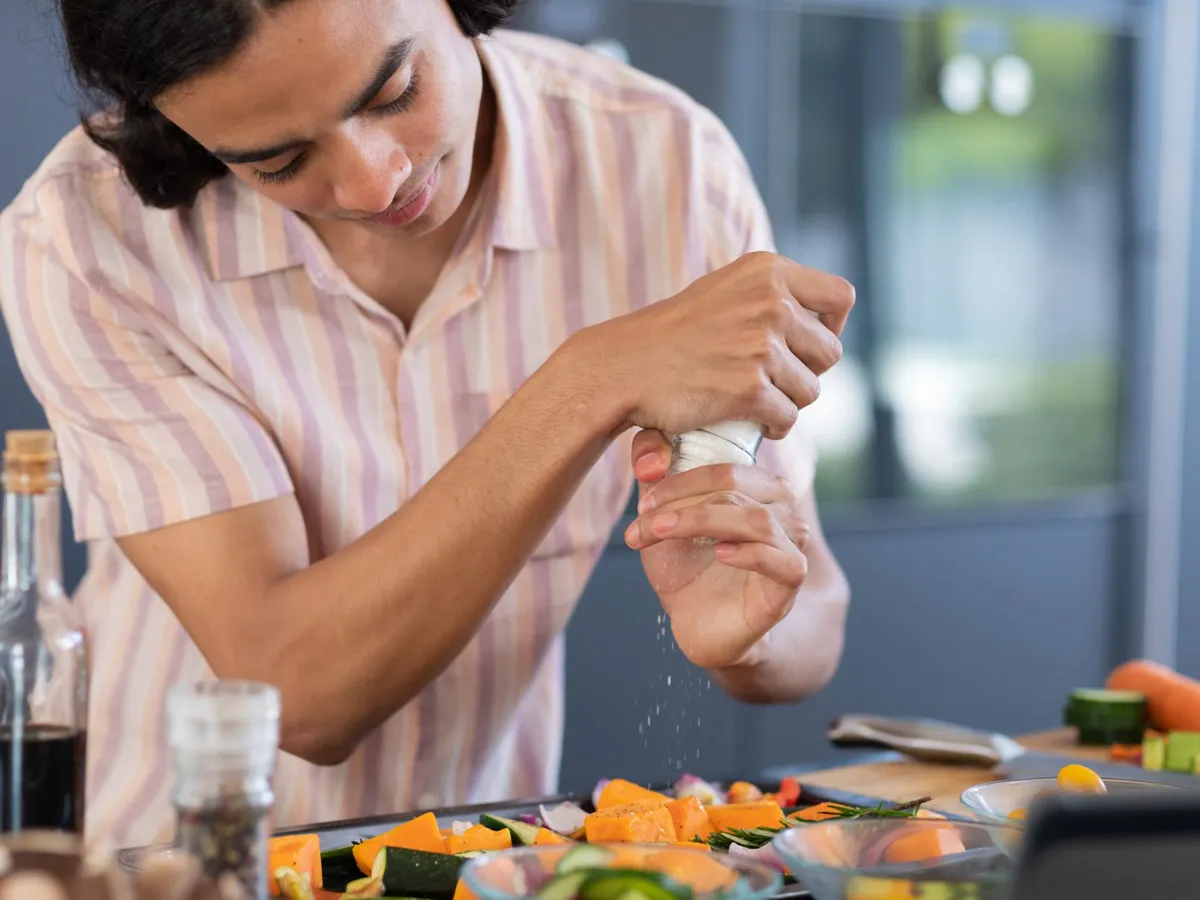 Cum poți afla dacă ai prea multă sare în organism cu ajutorul mâinilor? Sodiul ascuns din alimente