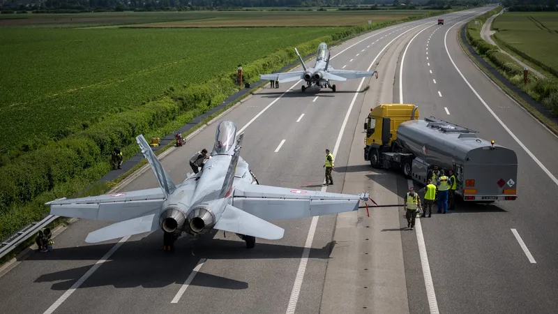VIDEO De ce avioane F-18 de 110.000.000$ au aterizat pe o autostradă din UE? Avem și în România - Foto: Profimediaimages.ro