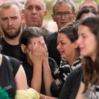 Părinții care și-au pierdut copiii în atacul de la școala din Belgrad, sfâșiați de durere - Foto: Profimedia Images