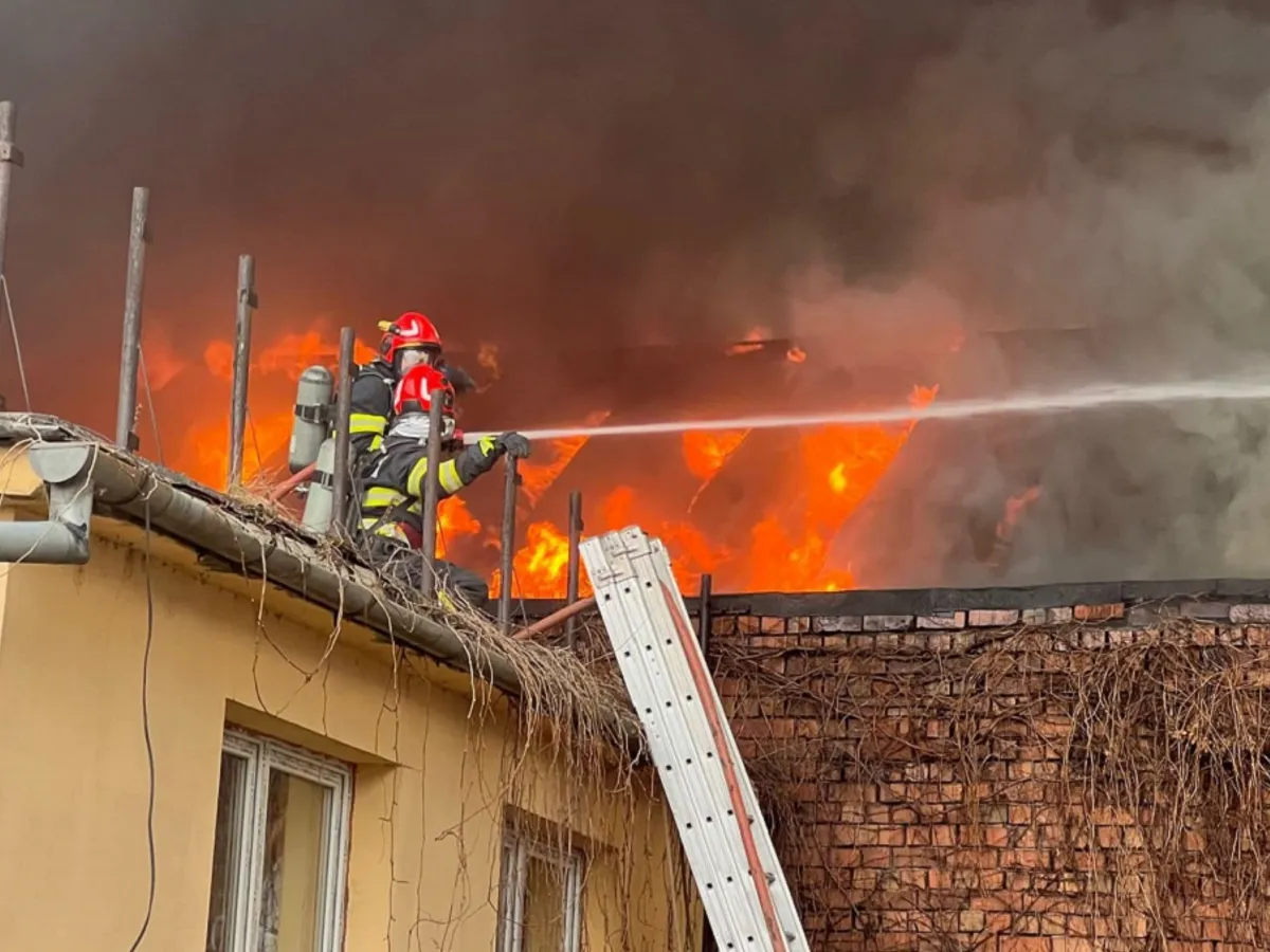 Explozie într-un bloc de locuințe. A fost activat Planul Roșu de Intervenție - Foto: ISU-OLT (rol ilustrativ)