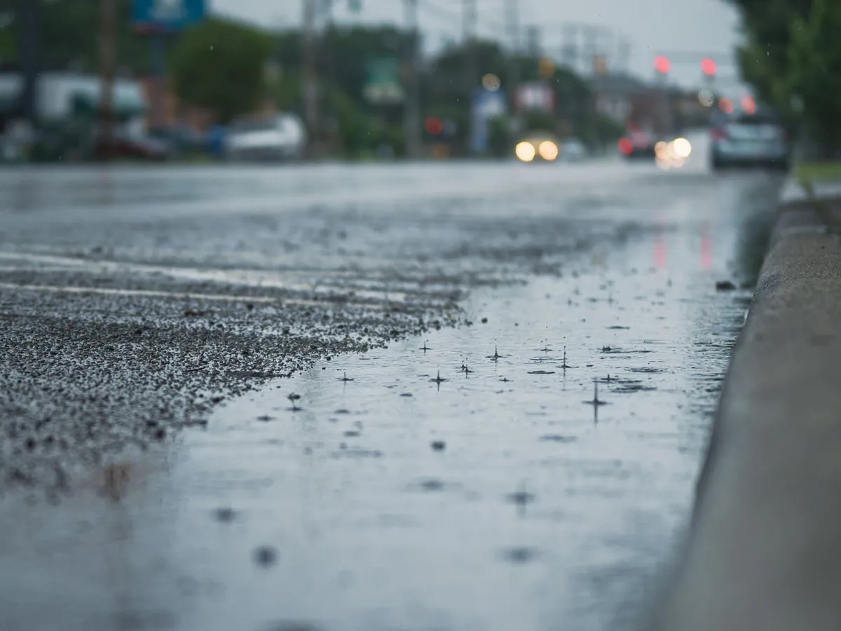 Vreme rea și accidente în trafic: circulație îngreunată pe mai multe drumuri, restricții pe A10