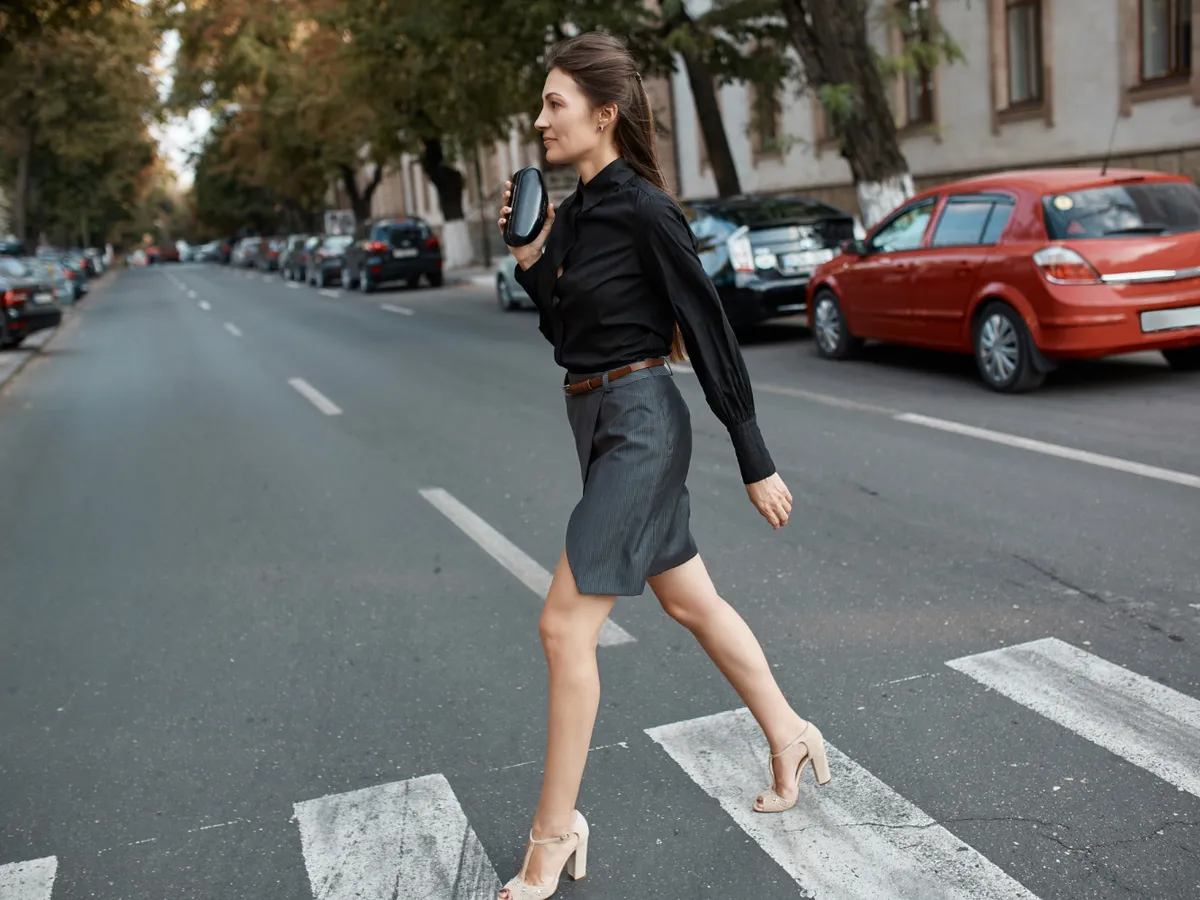 Femeie pe trecerea de pietoni - Foto: Freepik