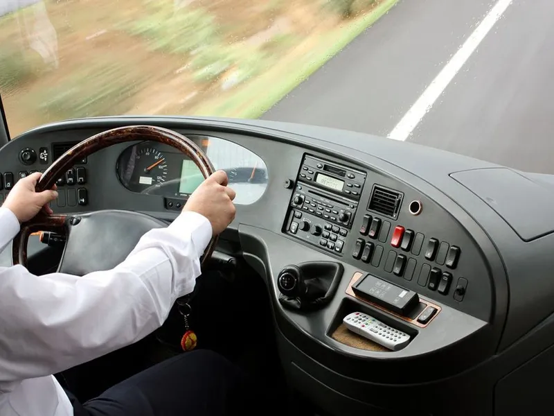 Tragedie evitată de mustață după ce un șofer a reușit să oprească un autobuz. Un pod s-a surpat