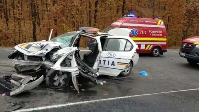 Logan de poliție, făcut terci. Polițistul de la volan a depășit deși din față venea o mașină. / Foto: Info Trafic 24