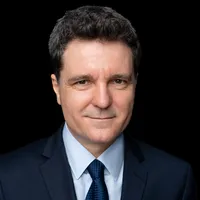 Nicuşor Dan, primarul general al Capitalei, înlătură gardurile de şantier instalate de Daniel Băluţă - Foto: nicusordan.ro