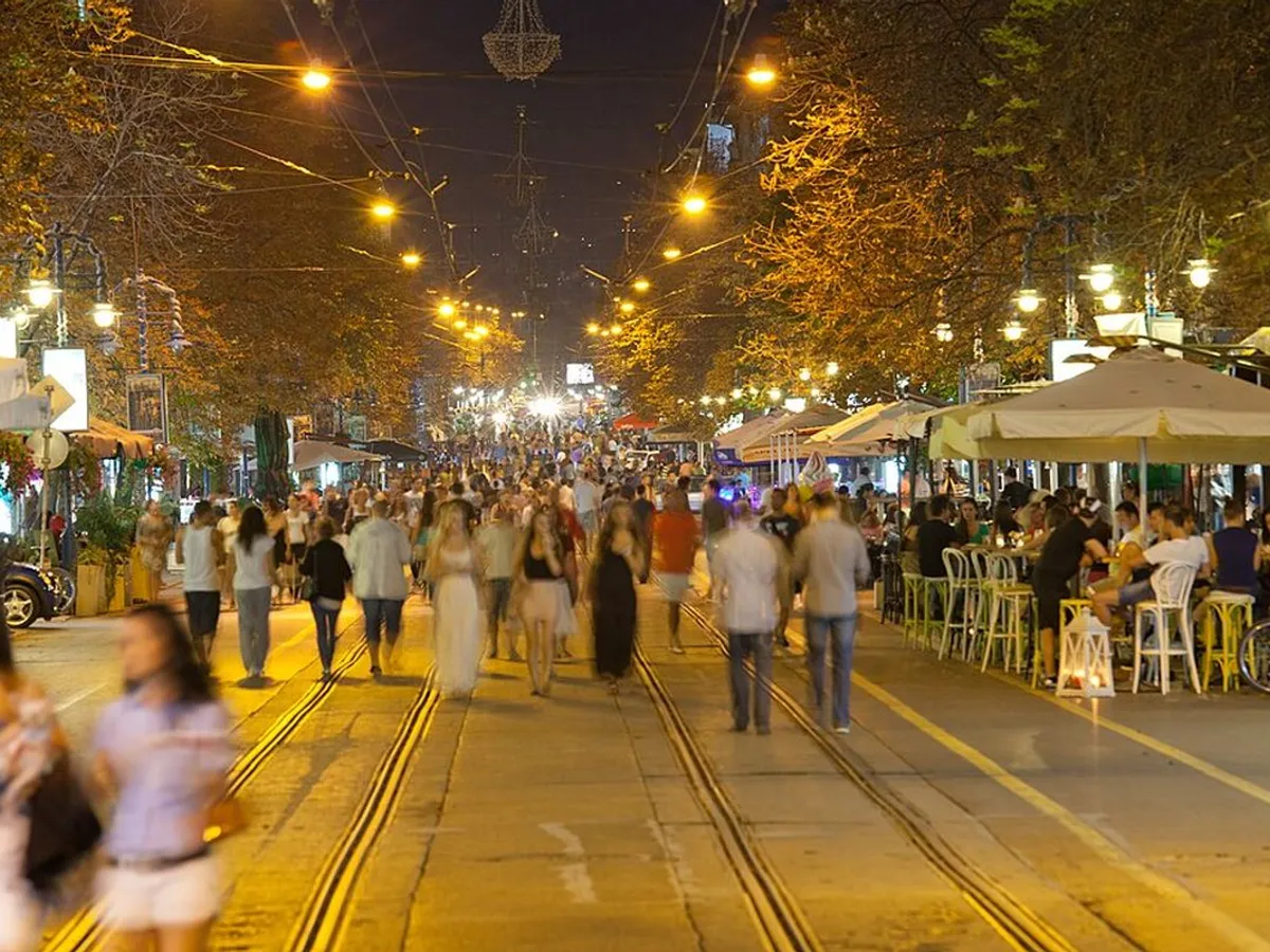 Bulevardul Vitoşa din Sofia noaptea - Foto: Wikimedia/Bin im Garten/CC BY-SA 3.0