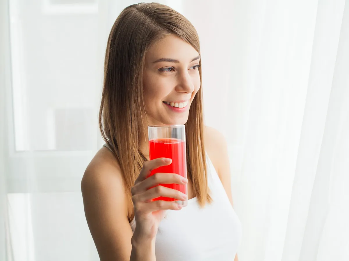 Femeie frumoasă care bea un pahar cu suc - Foto: Freepik (imagine cu rol ilustrativ)