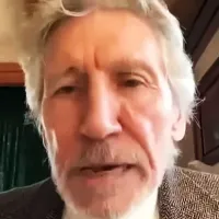 Ucraina îl numeşte pe Roger Waters (ex - Pink Floyd) „o altă cărămidă în zidul” propagandei Rusiei - Foto: captură YouTube/ Djuki San